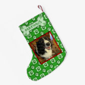 犬のカスタムな写真の名前の緑の足のプリントのギンガムの骨 スモールクリスマスストッキング (裏面 (吊り時))