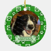 犬のカスタムな写真の名前の緑の足のプリントのギンガムの骨 セラミックオーナメント (裏面)