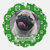 犬のカスタム写真と名前Green Paw Print Gingham オーナメントカード (裏面)