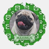 犬のカスタム写真と名前Green Paw Print Gingham オーナメントカード (正面)