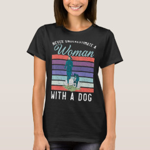 犬のカニクロスRを持つ女性を過小評価しない Tシャツ