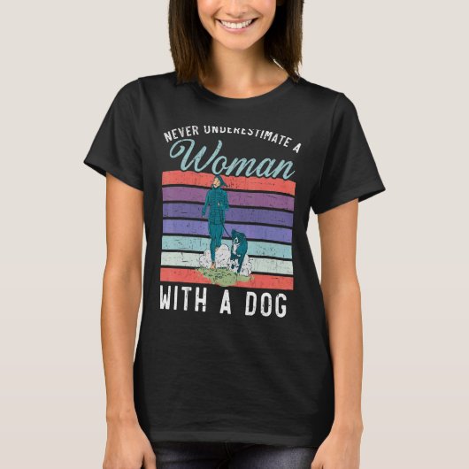 犬のカニクロスRを持つ女性を過小評価しない Tシャツ (正面)