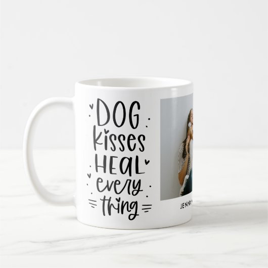 犬のキスすべてを癒カスタムすフォトマグカップ コーヒーマグカップ (左)