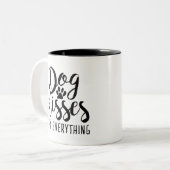 犬のキスは全てを癒す 犬の名言 心が温まる犬の言葉 ツートーンマグカップ (正面左)