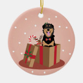 犬のクリスマスプレゼント セラミックオーナメント (正面)