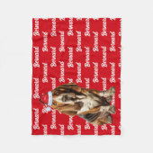 犬のクリスマス休暇を持つ可愛いバセット犬 フリースブランケット (正面)