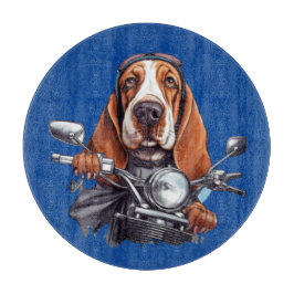 犬のクールバイクもしくは自転車に乗る人、かわいいバスセットハウンドドッグドライバー カッティングボード