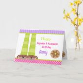 犬のスリッパーパジャマ&パンケーキ誕生日パーティー カード (黄色い花)