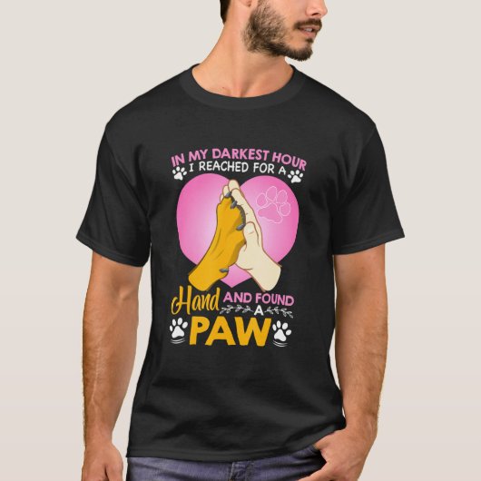 犬のティーに手を伸ばし前足を見つけた Tシャツ (正面)