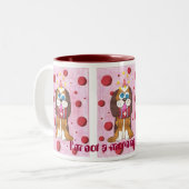 犬のナツメグ私は朝の人ではない! ツートーンマグカップ (正面左)