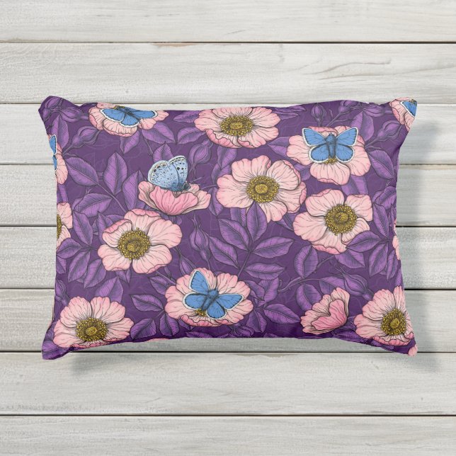 犬のバラとピンクと紫の蝶 アウトドアクッション (正面)