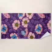犬のバラとピンクと紫の蝶 ビーチタオル (正面)