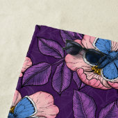 犬のバラとピンクと紫の蝶 ビーチタオル (インサイチュ)