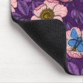 犬のバラとピンクと紫の蝶 マウスパッド (コーナー)