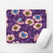 犬のバラとピンクと紫の蝶 マウスパッド (マウス)
