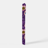 犬のバラとピンクと紫の蝶 iPhone 15ケース (右側面)