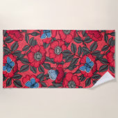 犬のバラと赤と青の蝶 ビーチタオル (正面)