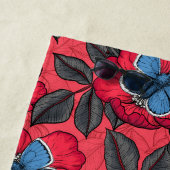 犬のバラと赤と青の蝶 ビーチタオル (インサイチュ)