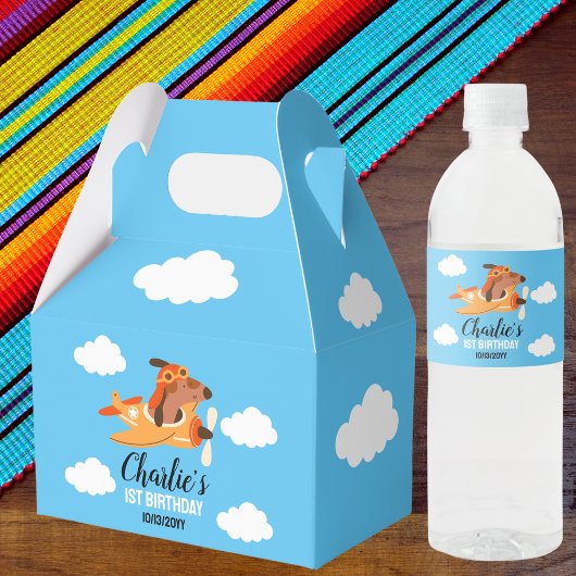犬のパイロットが飛行機を飛ばす、かわいい子供たちの青い誕生日 ペットボトルラベル