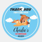 犬のパイロット飛んでいる飛行機、かわいい誕生日ありがとう ラウンドシール (正面)