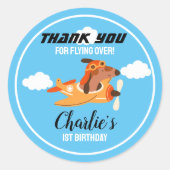 犬のパイロット飛んでいる飛行機、かわいい誕生日ありがとう ラウンドシール (正面)