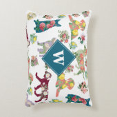 犬のパターンとヴィンテージ水色の花モノグラム アクセントクッション (正面(垂直))