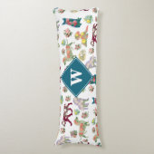 犬のパターンとヴィンテージ水色の花モノグラム ボディピロー (正面縦)