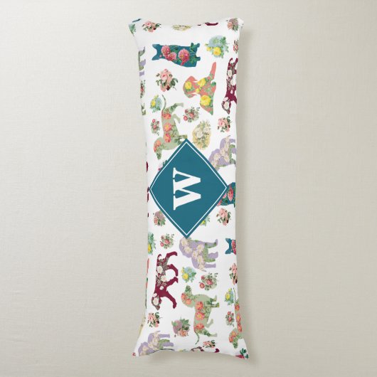 犬のパターンとヴィンテージ水色の花モノグラム ボディピロー (正面縦)