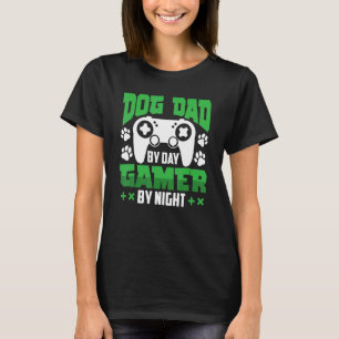 犬のパパバイデイゲーマーアットナイト Tシャツ