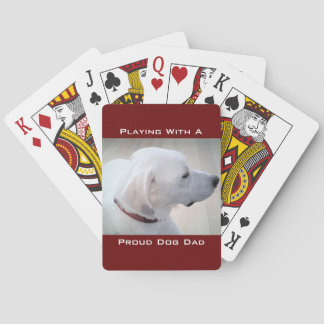 犬のパパ誇りを持ったかわいい白いラブラドールミックス犬のプロファイル トランプ