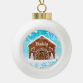 犬のパーソナライズされたギンガーブレッドドッグハウス セラミックボールオーナメント (正面)