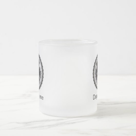 犬のパーソナライズされた名前を持つ犬のアラスカン・マラムート フロストグラスマグカップ (中央)