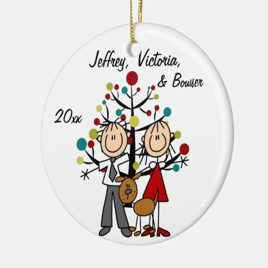 犬のパーソナライズなオーナメントが付いている服を着せられたカップル セラミックオーナメント (左)
