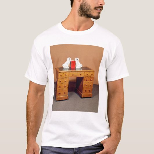 犬のビクトリアンなkneeholeの机そして組 tシャツ (正面)