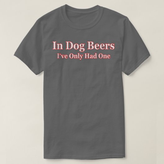 犬のビールでは大人のティーを1つしか持っていない Tシャツ (デザイン正面)