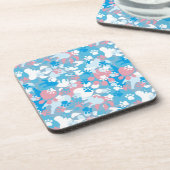 犬のピンクおよび青いカムフラージュパターン コースター (左側)