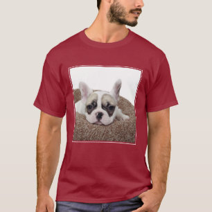 犬のベッドにあっているフレンチ・ブルドッグの子犬 Tシャツ
