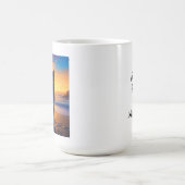 犬の上に座る海ビーチでサンセットと引用文 コーヒーマグカップ (中央)