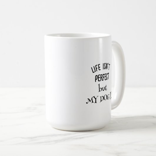 犬の上に座る海ビーチでサンセットと引用文 コーヒーマグカップ (正面右)