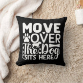 犬の上に移動する黒いテーマ クッション (ブランケット)