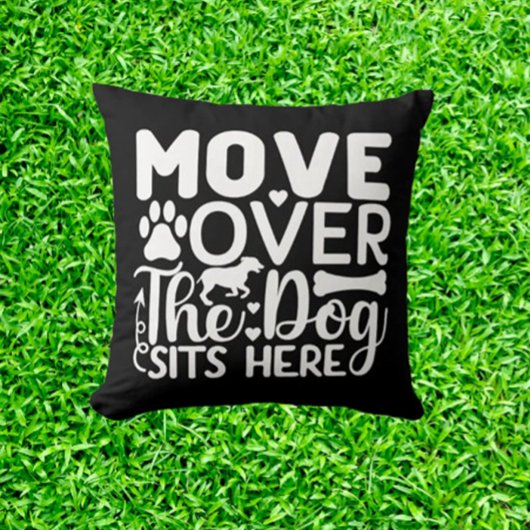 犬の上に移動する黒いテーマ クッション