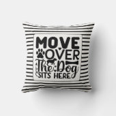 犬の上を移動ここに座って白黒のテーマ クッション (裏面)