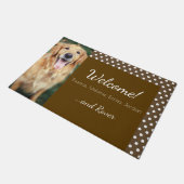 犬の写真と家族の名前水玉模様ブラウンウェルカム ドアマット (アングル)