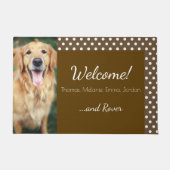 犬の写真と家族の名前水玉模様ブラウンウェルカム ドアマット (正面)
