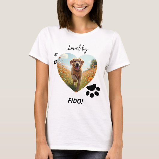 犬の写真のハート愛の手 Tシャツ (正面)