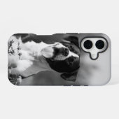 犬の写真の白黒の個人用設定 iPhone 16ケース (裏面横)
