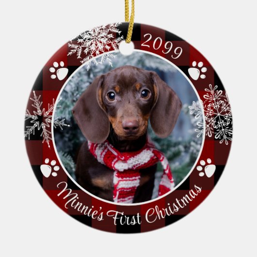 犬の初めてのクリスマススノーフレーク写真レッドプレイド セラミックオーナメント (正面)