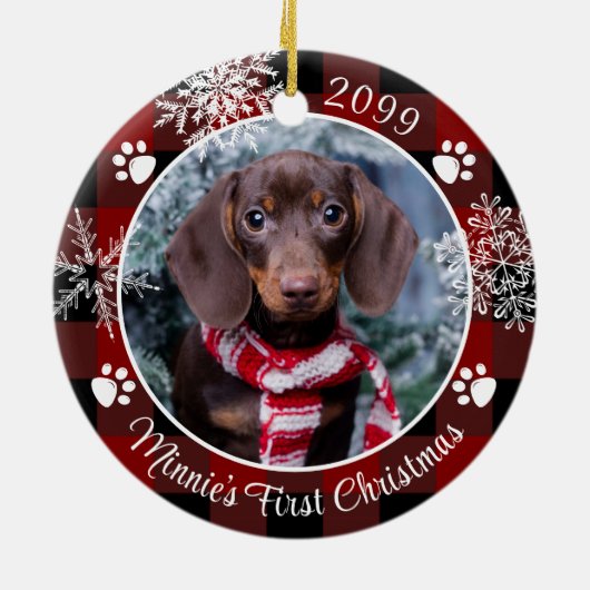 犬の初めてのクリスマススノーフレーク写真レッドプレイド セラミックオーナメント (裏面)