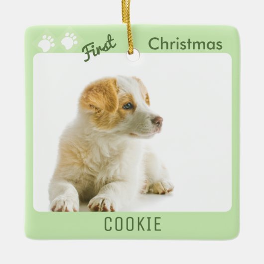 犬の初めてのクリスマスペットの子犬の写真の足跡 セラミックオーナメント (正面)