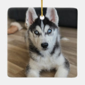 犬の初めてのクリスマス白黒プレイドポープリント セラミックオーナメント (裏面)